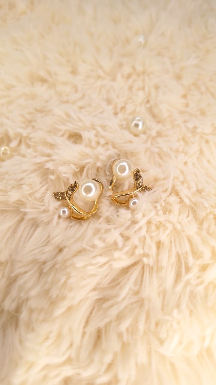 Fish tail stud earring